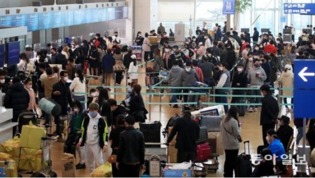 지난달 20일 인천공항 1터미널 출국장에는 해외로 나가기 위해 수속을 밟고 있는 사람들로 가득찼다. 장승윤 기자 tomato99@donga.com