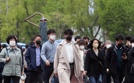 서울 종로구 광화문 네거리에서 마스크를 쓴 시민들이 출근을 하고 있다. 2022.4.18/뉴스1