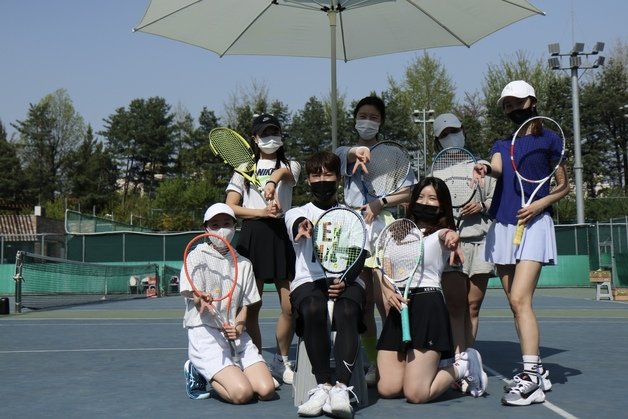 테니스파크 서울수도공고 지점에서 회원들이 포즈를 취하고 있다. 테니스파크 제공