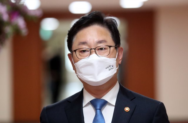박범계 법무부 장관이 26일 서울 종로구 세종대로 정부서울청사에서 열린 영상 국무회의에 참석하고 있다. 뉴스1