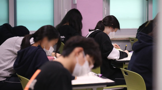 한 고등학교에서 고3 학생들이 시험을 보고 있다. 2022.4.13/뉴스1
