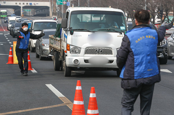 서울 양천구 신정로 일대에서 미세먼지 비상저감조치 관련 운행차 배출가스 단속을 하고 있다. 뉴스1