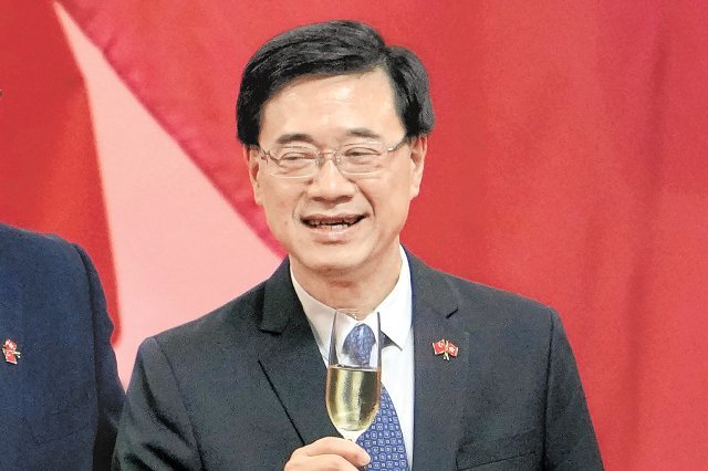 지난해 7월 1일 홍콩의 중국 반환 24주년을 기념하는 행사에서 존 리 당시 정무사장이 잔을 들고 활짝 웃고 있다. 다음 달 
8일 행정장관 선거에 단독 출마한 그는 7월 1일 홍콩 최초의 경찰 출신 수장에 오른다. 홍콩=AP 뉴시스