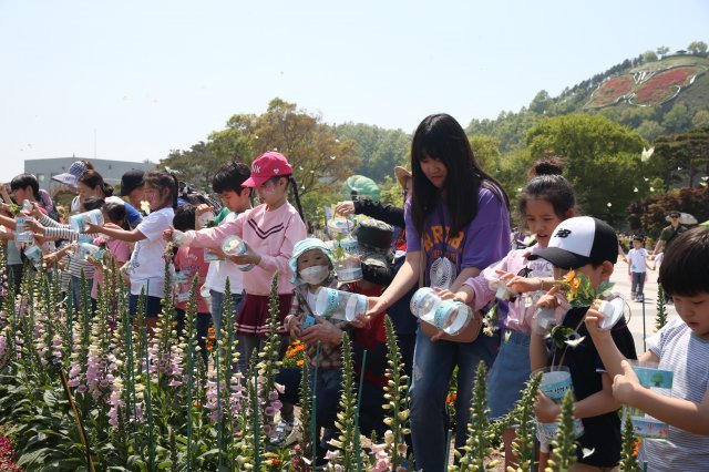 2019년 전남 함평군 함평엑스포공원에서 열린 나비대축제에서 어린이들이 나비를 날리고 있다.