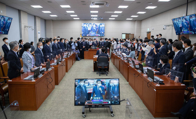 27일 서울 여의도 국회에서 열린 법제사법위원회 전체회의에서 검찰청법·형사소송법 개정안이 기립표결로 통과되고 있다. 2022.4.27/뉴스1 © News1