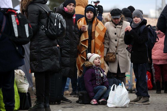 8일(현지시간) 우크라이나 접경 지역인 폴란드 메디카 국경검문소 인근 쉼터에서 한 피란민들이 대기하고 있다. 이날 유엔난민기구는 조만간 우크라이나를 탈출하는 난민의 수가 200만명이 넘을 것이라고 밝혔다. 2022.3.9/뉴스1 © News1