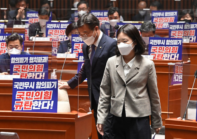 박지현 더불어민주당 공동비대위원장이 26일 서울 여의도 국회 예결위회의장에서 열린 의원총회에서 모두발언을 위해 단상으로 이동하고 있다. (공동취재) 2022.4.26/뉴스1 © News1