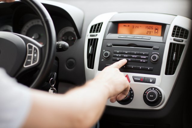 자동차 안에서 라디오를 듣는 모습, 출처: 셔터스톡