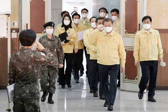 문재인 대통령이 2020년 3월2일 오후 대전 유성구 국군간호사관학교를 방문해 거수경례를 받고 있다. (청와대 제공) 2020.3.2/뉴스1