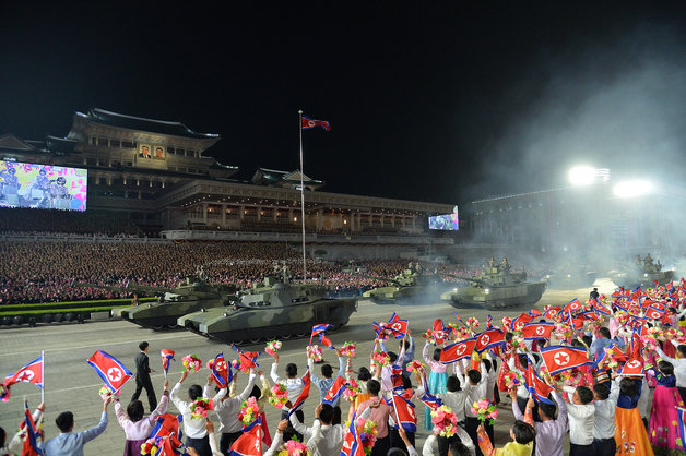 북한 노동당 기관지 노동신문은 26일 조선인민혁명군 창건 90주년을 맞아 전날 열병식을 성대히 거행했다면서 각종 탄도미사일과 방사포, 탱크 등 다양한 무기체계를 공개했다. 김정은 노동당 총비서는 열병식 연설에서 핵 무기의 실제 사용 능력을 과시했다. 평양 노동신문=뉴스1