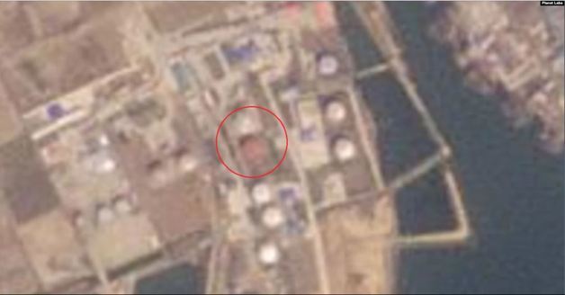 북한 남포항 일대를 촬영한 지난 19일자 위성사진.  빨간색 원 안에 유류 저장탱크가 보인다. (플래닛 랩스) © 뉴스1