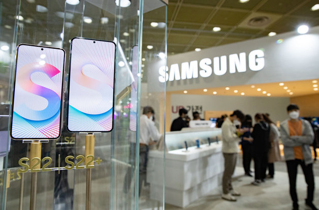 2022 월드 IT쇼를 찾은 관람객들이 삼성전자 스마트폰 갤럭시 S22 제품 등을 살펴보고 있다. 뉴스1