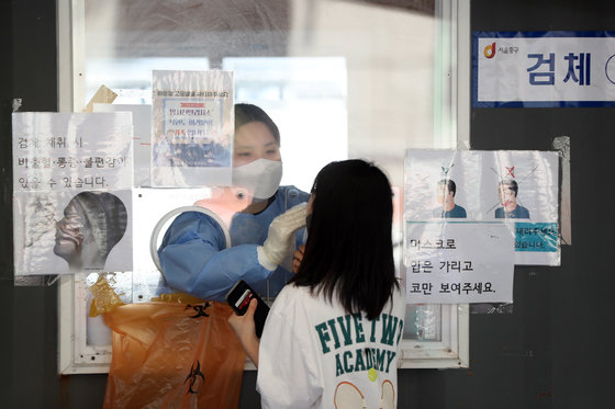 28일 오전 서울 중구 서울역광장에 마련된 신종 코로나바이러스 감염증(코로나19) 임시선별진료소에서 시민이 검사를 받고 있다. 2022.4.28/뉴스1 © News1