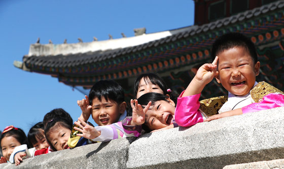 경복궁에서 한복을 곱게 차려입은 어린이들이 기념사진을 찍고 있는 모습 © News1
