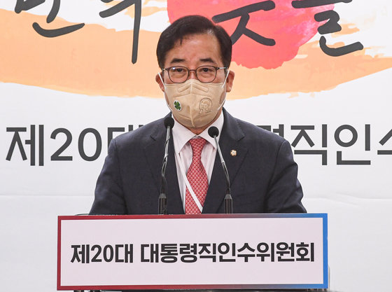 박성중 제20대 대통령직인수위원회 과학기술교육분과 간사가 28일 서울 종로구 통의동 인수위 기자회견장에서 ‘미디어의 공정성·공공성 확립과 국민 신뢰 회복을 위한 정책방향’과 관련해 브리핑을 하고 있다. 2022.4.28 인수위사진기자단