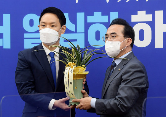 김한규 대통령비서실 정무비서관(왼쪽). 2022.3.25/뉴스1 © News1