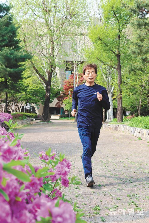 김영기 씨가 서울 잠실종합운동장 주경기장 근처에서 질주하고 있다. 그는 9년 전 뇌경색으로 병원 신세를 진 후로 매일 달리고 걸으며 건강한 노년을 만들어 가고 있다. 양종구 기자 yjongk@donga.com