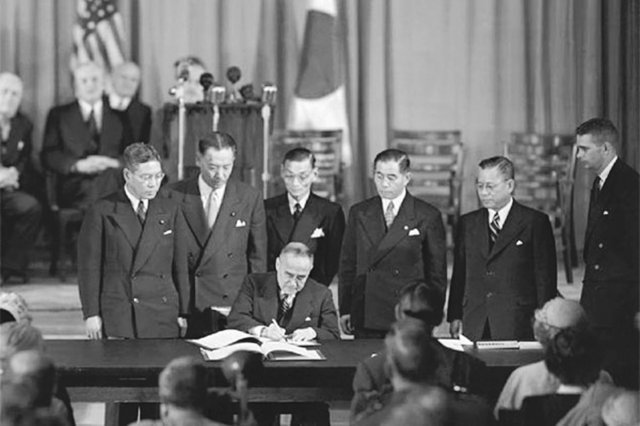 1951년 9월 8일 딘 에치슨 미국 국무장관이 샌프란시스코 조약에 서명하고 있다. 조약은 이듬해 4월 28일 발효됐다. 메디치미디어 제공