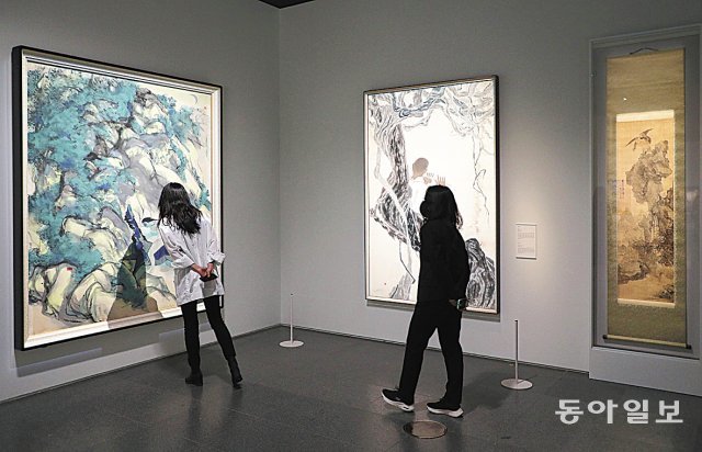‘어느 수집가의 초대’ 개막을 하루 앞둔 27일 서울 국립중앙박물관에서 열린 언론공개회에서 관계자들이 작품을 감상하고 있다. 전영한 기자 scoopjyh@donga.com
