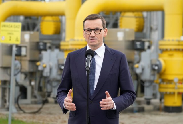 가스공장 찾은 폴란드 총리 27일 러시아가 천연가스 공급을 중단하자 마테우시 모라비에츠키 폴란드 총리가 수도 바르샤바 인근 천연가스 운반업체 가즈시스템 공장 앞에서 기자회견을 하고 있다. 렘벨슈치즈나=AP 뉴시스