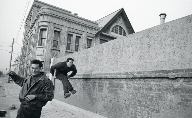 구본창 작가의 ‘알렉시오’(1988년)는 자유로운 포즈를 취한 두 남성을 화보 사진으로 담았다.