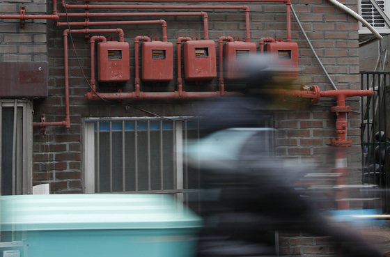 1일 오후 서울시내 한 주택가에 설치된 가스계량기 앞을 주민이 지나고 있다. 뉴스1
