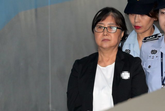 최서원 씨가 2018년 8월 항소심 공판에 출석하는 모습. 뉴스1