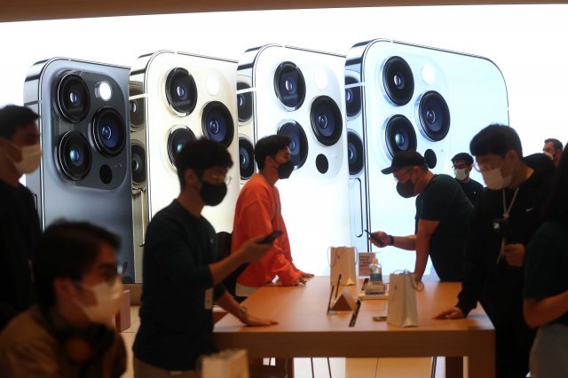 애플의 신형 스마트폰 아이폰13 시리즈 판매가 시작된 8일 오전 서울 강남구 Apple 가로수길에서 고객들이 제품 상담을 받고 있다. 사진공동취재단