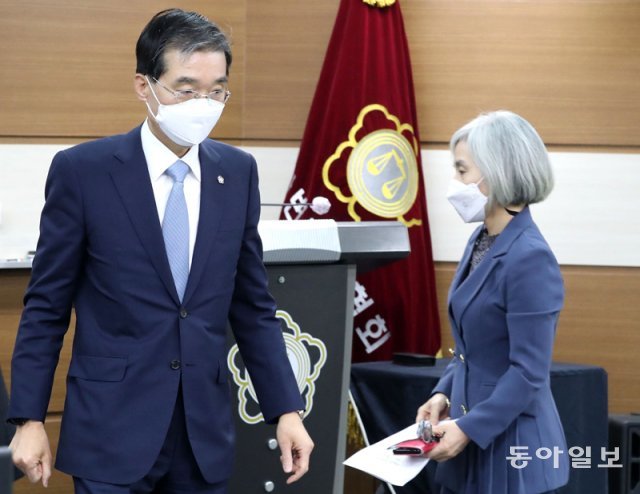 28일 오후 서울 강남구 대한변호사협회 강당에서 열린 국민을 위한 검찰개혁 입법추진 변호사,시민 필리버스터에서 권성희 대한변협 부협회장(오른쪽)이 발언을 하기위해이종엽 협회장과 자리를 바꾸고 있다. 안철민 기자 acm08@donga.com