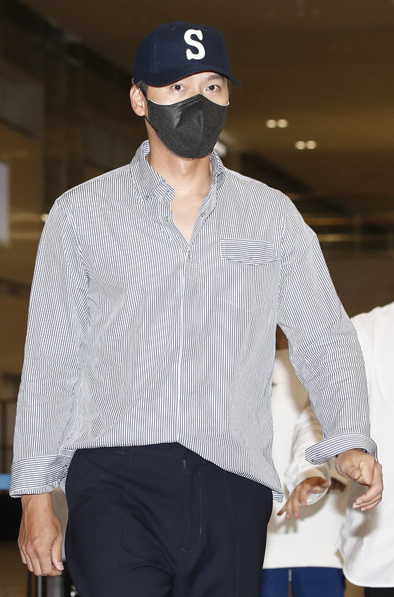 배우 현빈이 달콤한 신혼여행을 마치고 28일 오후 미국에서 인천국제공항으로 귀국하고 있다. © News1