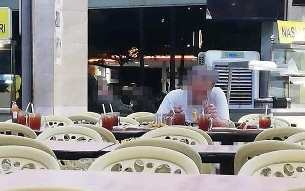 싱가포르의 한 노인이 식당에서 홀로 밥을 먹고 있다. (페이스북 갈무리) © 뉴스1