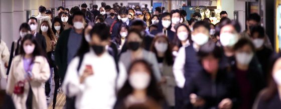 29일 오전 서울 시청역에서 마스크 쓴 시민들이 출근길 발걸음을 옮기고 있다. 이날 정부는 다음 달 2일부터 실외 마스크 착용 의무를 해제한다고 밝혔다. 2022.4.29 뉴스1