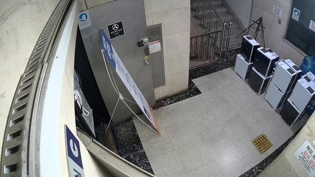 27일 0시20분쯤 울산 남구의 한 프랜차이즈 PC방 앞에 컴퓨터가 놓여 있는 모습이 CCTV에 포착됐다.(독자 제공) © 뉴스1