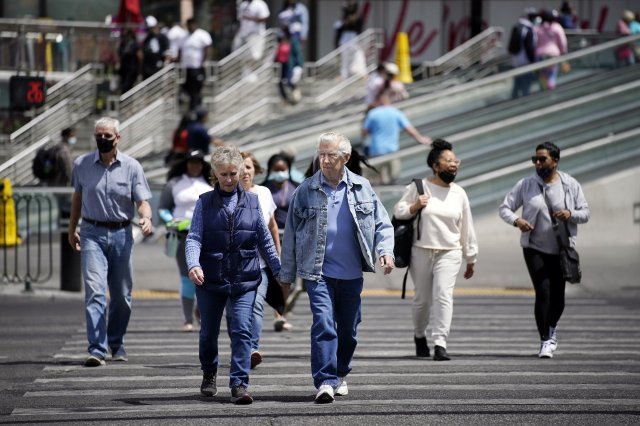 작년 4월 미 네바다주 라스베이거스에서 마스크를 쓰거나 쓰지 않은 보행자들이 거리를 걷고 있다. AP뉴시스