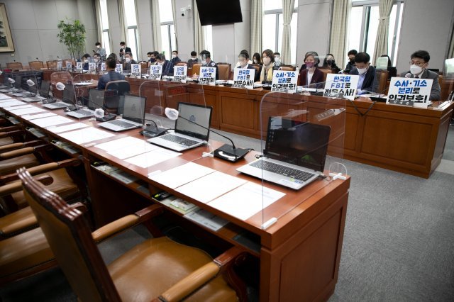 29일 오후 서울 여의도 국회에서 운영위원회 소집과 사개특위 구성에 반대하는 국민의힘 소속 운영위원들이 불참한 가운데 검찰의 수사권을 이양할 중대범죄수사청(중수청) 이른바 한국형FBI 설립을 두고 사법개혁특위(사개특위) 구성을 논의하는 운영위원회가 열리고 있다. 사진공동취재단