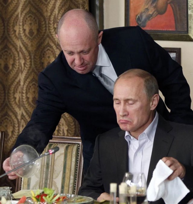 예브게니 프리고진(왼쪽)이 2011년 러시아 수도 모스크바 외곽 자신의 식당에서 블라디미르 푸틴 러시아 당시 총리에게 음식을 서빙하고 있다. NPR