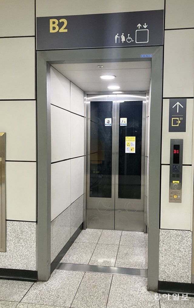 서울 지하철9호선 양천향교역 엘리베이터. 진입 통로가 좁아 큰 휠체어로는 들어가기 힘듭니다. 또 휠체어를 돌릴 공간이 없어 나올 때는 통로를 후진으로 나와야 한다는 지적이 있습니다. 엘리베이터를 대중교통으로 인식했다면, 이런 설계는 처음부터 나오지 않았을 것입니다. 지난 4월초 이 역에서는 한 전동휠체어 장애인이 이 승강기를 이용하지 않고 에스컬레이터로 오르다 추락해 숨지는 안타까운 사고가 있었습니다.  2021년 4월