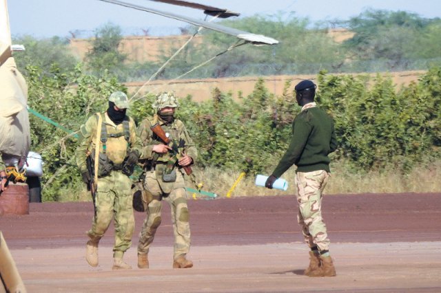 아프리카 말리에서 비밀리에 훈련 중인 러시아 바그너그룹 용병들 사진. 말리에서 철군을 시작한 프랑스군이 최근 공개했다. 말리 군정과 손잡은 바그너그룹 용병들은 민간인 300여 명을 학살하고 시신을 집단 매장하는 등 각종 잔혹행위를 벌인 의혹을 받고 있다. AP 뉴시스