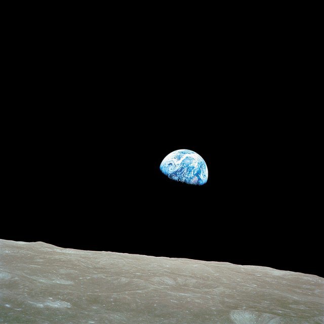 1968년 12월 아폴로 8호 승무원들이 촬영한 달 표면 뒤로 모습을 드러낸 푸른 지구. 미국 천문학자 칼 세이건은 지구를 ‘창백한 푸른 점’이라고 불렀다. 윌북 제공