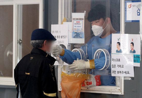 서울역 광장에 마련된 중구 선별검사소에서 시민들이 검사를 받고 있다./뉴스1 © News1