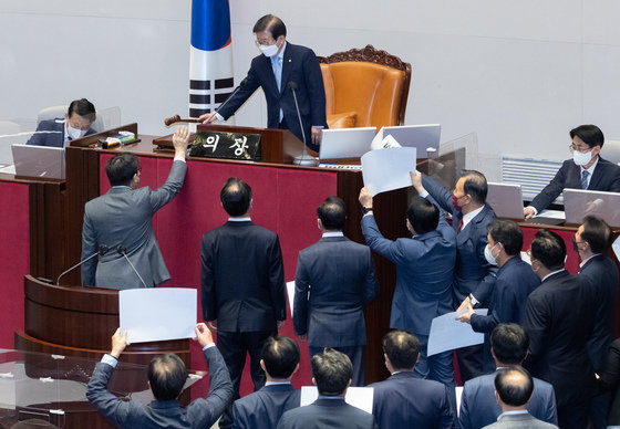 권성동 국민의힘 원내대표와 의원들이 30일 오후 서울 여의도 국회에서 열린 제396회 국회(임시회) 제1차 본회의에서 ‘검수완박’ 법안의 한 축을 이루고 있는 검찰청법 일부개정법률안(대안)에 대한 수정안이 통과 된 후 박병석 국회의장에게 항의하고 있다. 2022.4.30/뉴스1