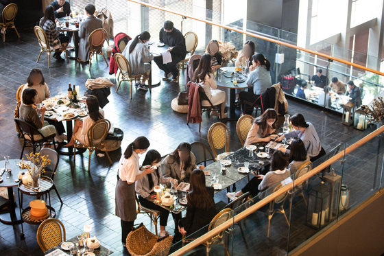 15일 서울시내 한 식당가를 찾은 시민들이 점심식사를 하고 있다. 2022.4.15/뉴스1