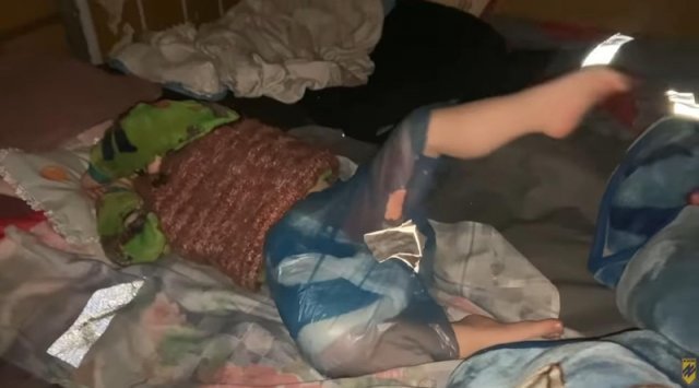 아조우스탈 제철소 지하로 피신한 아이가 기저귀 대신 비닐봉지를 차고 있는 모습. 아조우 연대 유튜브 영상 캡처