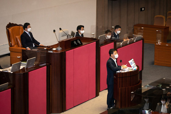 김형동 국민의힘 의원이 30일 오후 서울 여의도 국회에서 열린 제396회 국회(임시회) 제1차 본회의에서 ‘검수완박’ 법안의 한 축을 이루고 있는 형사소송법 일부개정법률안에 대한 필리버스터(무제한 토론)를 하고 있다. 사진공동취재단