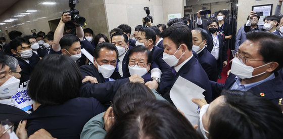 박병석 국회의장이 30일 오후 서울 여의도 국회에서 열린 제396회 국회(임시회) 제1차 본회의에 참석하는 도중 국민의힘 의원들의 항의를 받고 있다. 사진공동취재단