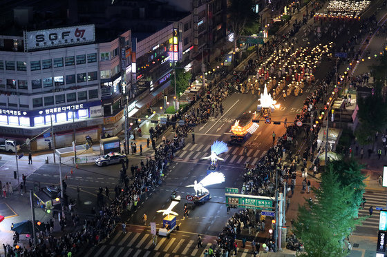 30일 오후 서울 종로일대에서 부처님오신날을 축하하는 연등행렬이 도심을 수놓고 있다. 이번 연등행사는 코로나19 사태로 그동안 중단됐다가 3년 만에 재개됐다. 2022.4.30/뉴스1
