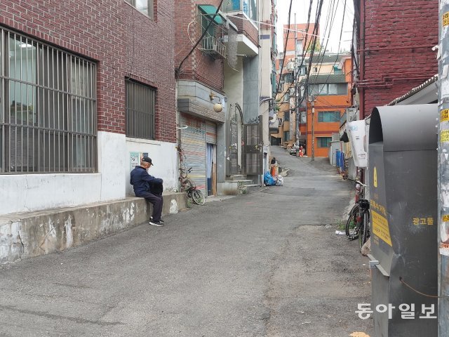 최근 집에서 숨진 뒤 한 달여 만에 발견된 모자가 살던 서울 종로구 창신동의 골목. 아들 이 씨가 생전 비둘기 먹이를 주던 곳이다. 이승우 기자 suwoong2@donga.com