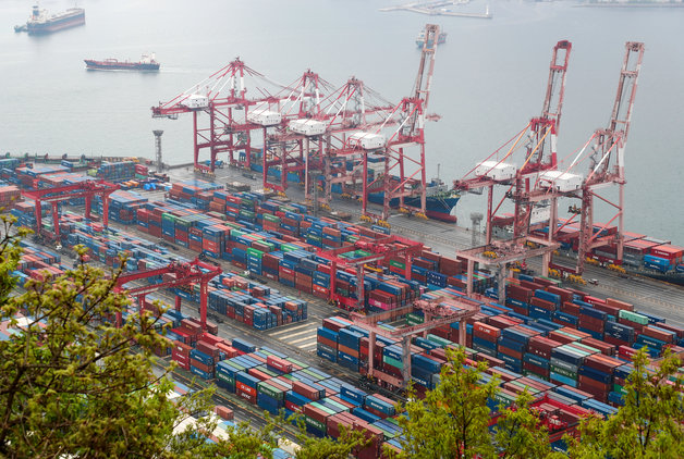 21일 부산 남구 신선대 부두에서 컨테이너선들이 하역작업을 하고 있다. © News1