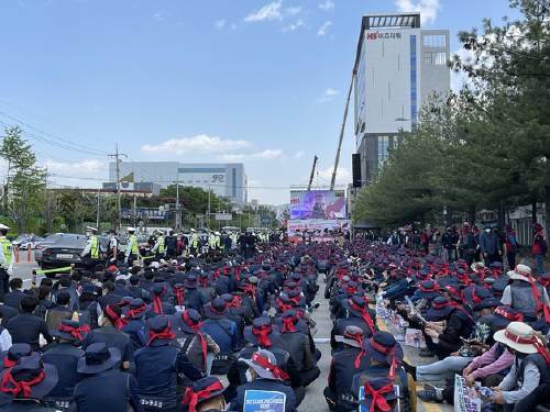 전국민주노동조합총연맹 충북본부 산하 노조원 3000여명이 참가한 2022년 세계노동절 충북대회가 1일 청주시 흥덕구 송정동 청주산업단지 일원에서 열렸다.