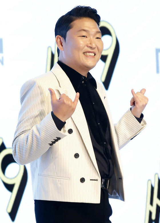 가수 싸이(PSY)가 29일 오후 서울 영등포구 여의도 페어몬트 앰배서더 서울에서 가진 정규 9집 ‘싸다9’ 청음회에서 포즈를 취하고 있다. 2022.4.29/뉴스1